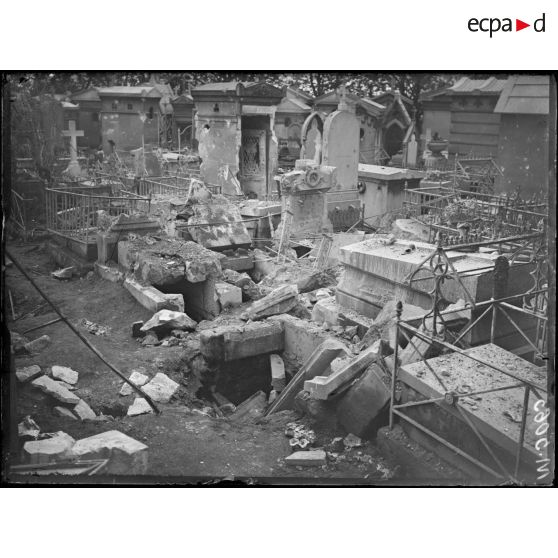 Paris, bombardement par canon du 14 avril 1918. Dégâts au cimetière du Père Lachaise (1h20). [légende d'origine]