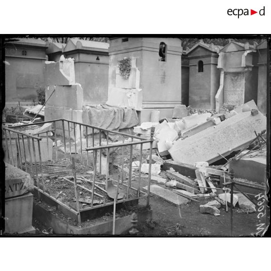 Paris, bombardement par canon du 14 avril 1918. Dégâts au cimetière du Père Lachaise (1h20). [légende d'origine]