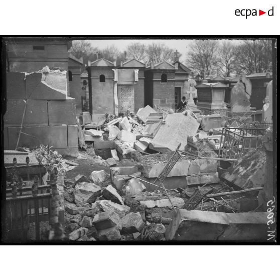 Paris, bombardement par canon du 14 avril 1918. Dégâts au cimetière du Père Lachaise (1h20). [légende d'origine]