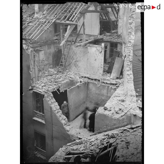 Paris, bombardement par canon du 16 avril 1918. Dégâts au 293 faubourg Saint-Antoine. [légende d'origine]