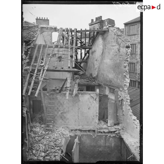 Paris, bombardement par canon du 16 avril 1918. Dégâts au 293 faubourg Saint-Antoine. [légende d'origine]