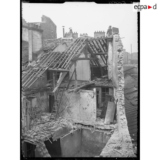 Paris, bombardement par canon du 16 avril 1918. Dégâts au 293 faubourg Saint-Antoine. [légende d'origine]