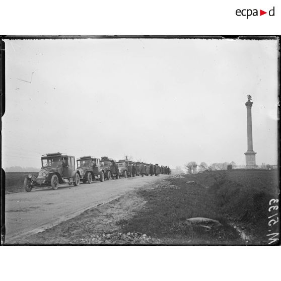 Montmirail, visite de la mission américaine du Labour Party. Devant le monument de Montmirail. [légende d'origine]