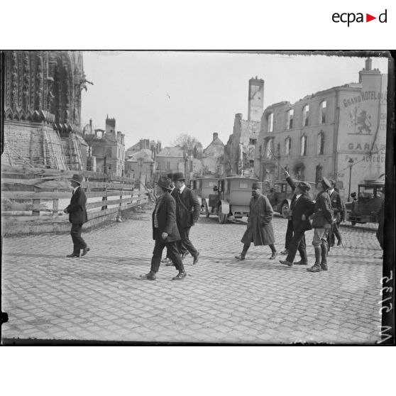 Reims, visite de la mission du Labour Party devant la cathédrale. [légende d'origine]