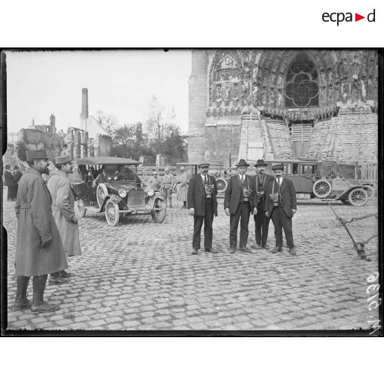 Reims, visite de la mission du Labour Party devant la cathédrale. [légende d'origine]