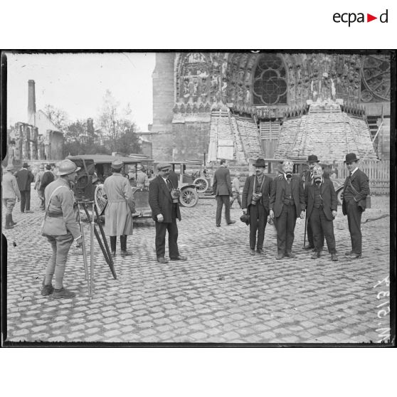 Reims, visite de la mission du Labour Party devant la cathédrale. [légende d'origine]