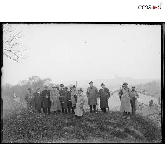 Sur les glacis de la citadelle de Verdun, visite de la mission américaine du Labour Party devant le panorama de Verdun. [légende d'origine]