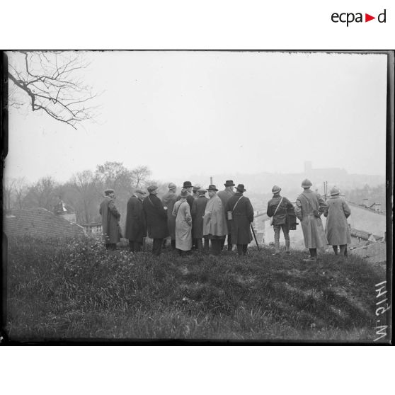 Sur les glacis de la citadelle de Verdun, visite de la mission américaine du Labour Party devant le panorama de Verdun. [légende d'origine]