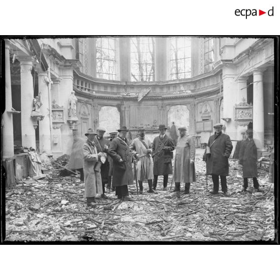 Verdun, la mission américaine du Labour Party à l'église Saint-Sauveur. [légende d'origine]
