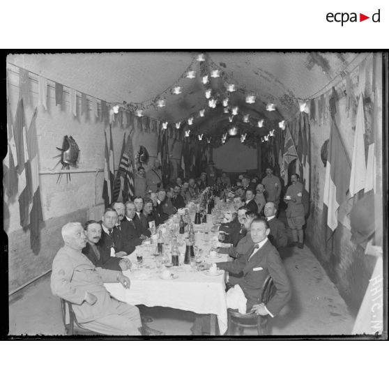 Citadelle de Verdun, le banquet présidé par le général Hirschauer. [légende d'origine]