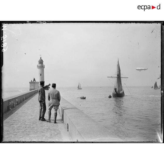 Le Tréport, la jetée. A droite, le dirigeable anglais en patrouille. [légende d'origine]