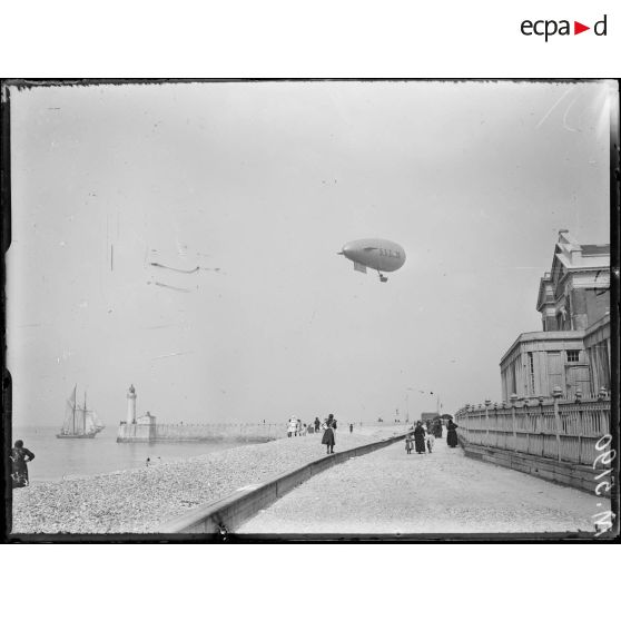 Le Tréport, la jetée. A droite, le dirigeable anglais en patrouille. [légende d'origine]