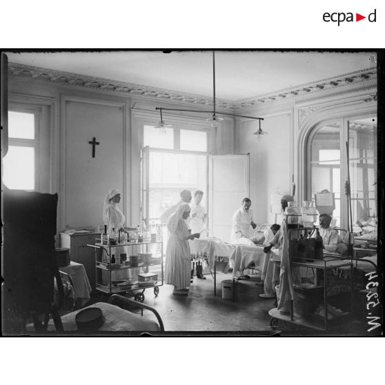 Paris, hôpital franco-brésilien, rue de la Pompe. Une salle de soins. [légende d'origine]