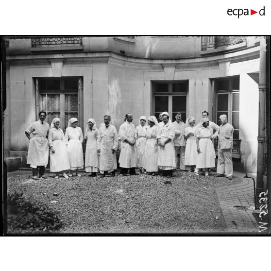 Paris, hôpital franco-brésilien, rue de la Pompe. Le personnel de l'hôpital. [légende d'origine]