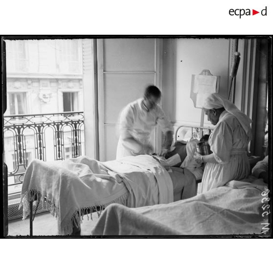 Paris, hôpital franco-brésilien, rue de la Pompe. Le pansement d'un blessé. [légende d'origine]