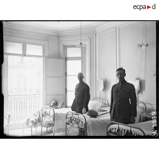 Paris, hôpital franco-brésilien, rue de la Pompe. Une chambre d'officier. [légende d'origine]