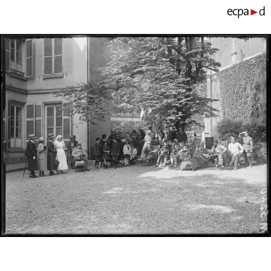 Paris, hôpital franco-chilien. Un coin du jardin. [légende d'origine]