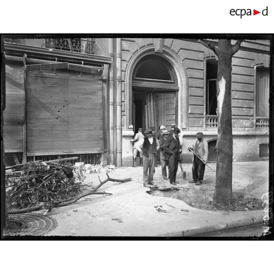 Bombardement par avions à Paris dans la nuit du 26 au 27 juin 1918. Immeuble détruit. [légende d'origine]