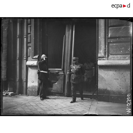 Bombardement par avions à Paris dans la nuit du 26 au 27 juin 1918. Le général Guillaumat. [légende d'origine]