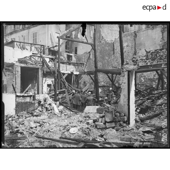 Bombardement par avions à Paris dans la nuit du 26 au 27 juin 1918. Un garage détruit. [légende d'origine]