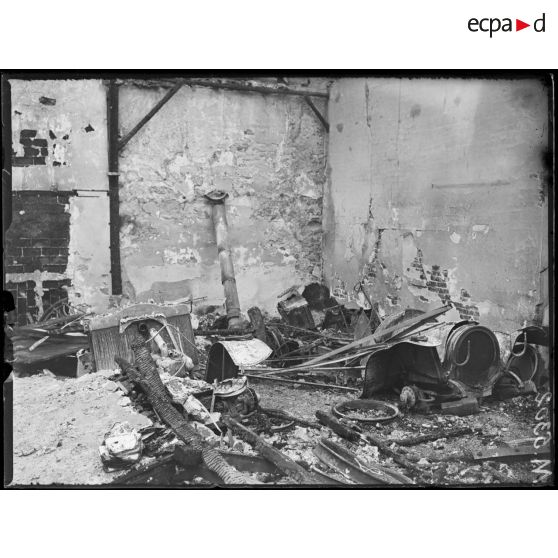 Bombardement par avions à Paris dans la nuit du 26 au 27 juin 1918. Automobiles détruites. [légende d'origine]