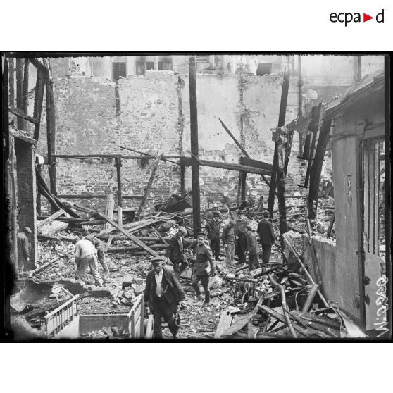 Bombardement par avions à Paris dans la nuit du 26 au 27 juin 1918. Un garage détruit. [légende d'origine]