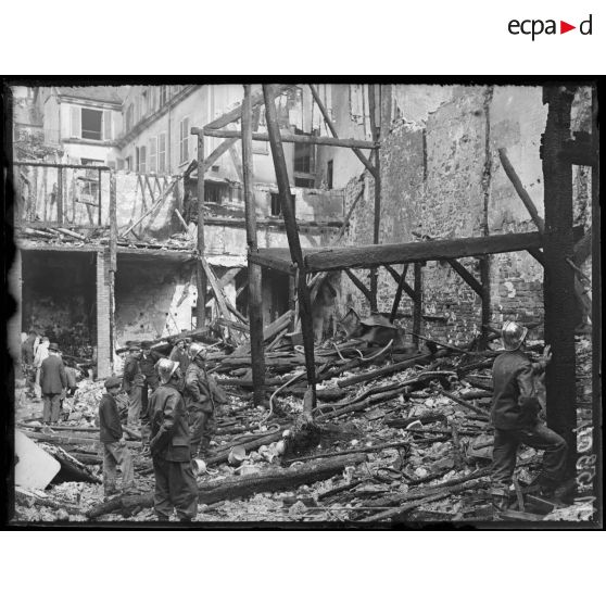 Bombardement par avions à Paris dans la nuit du 26 au 27 juin 1918. Un garage détruit. [légende d'origine]