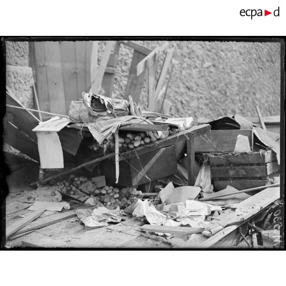 Bombardement par avions à Paris dans la nuit du 26 au 27 juin 1918. Boulevard Raspail. [légende d'origine]