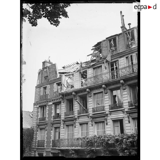 Bombardement par avions à Paris dans la nuit du 26 au 27 juin 1918. Immeuble détruit. [légende d'origine]
