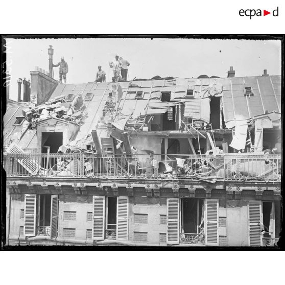 Paris, bombardement pars avions dans la nuit du 27 au 28 juin 1918. Immeuble détruit. [légende d'origine]