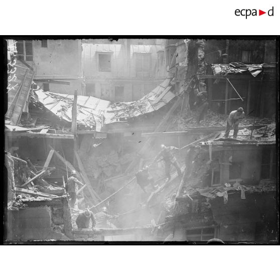 Paris, bombardement pars avions dans la nuit du 27 au 28 juin 1918. [légende d'origine]