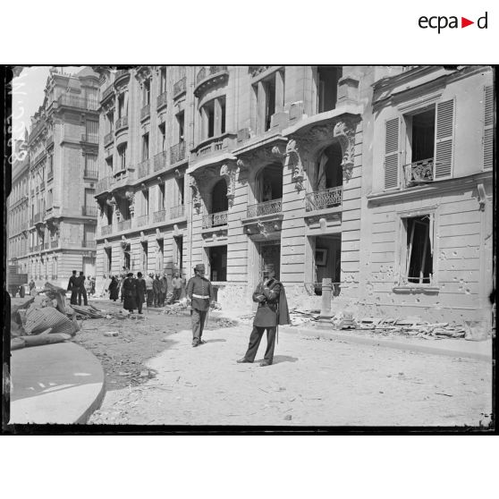 Paris, bombardement pars avions dans la nuit du 27 au 28 juin 1918. Rue Moncey. [légende d'origine]
