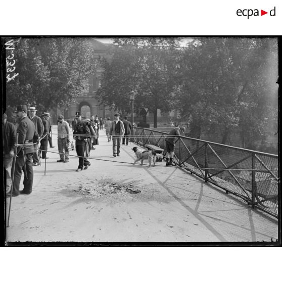 Paris, bombardement pars avions dans la nuit du 27 au 28 juin 1918. Pont des Arts. [légende d'origine]