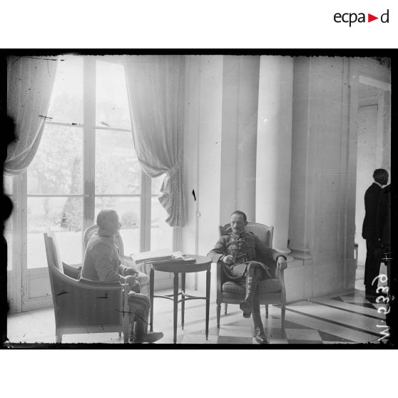 Conférence interalliées, à droite le général Weygand. [légende d'origine]