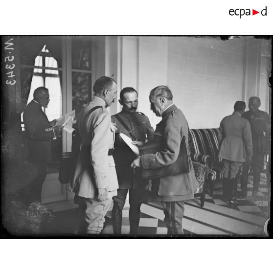 Conférence interalliées, le général Foch et le général Weygand. [légende d'origine]