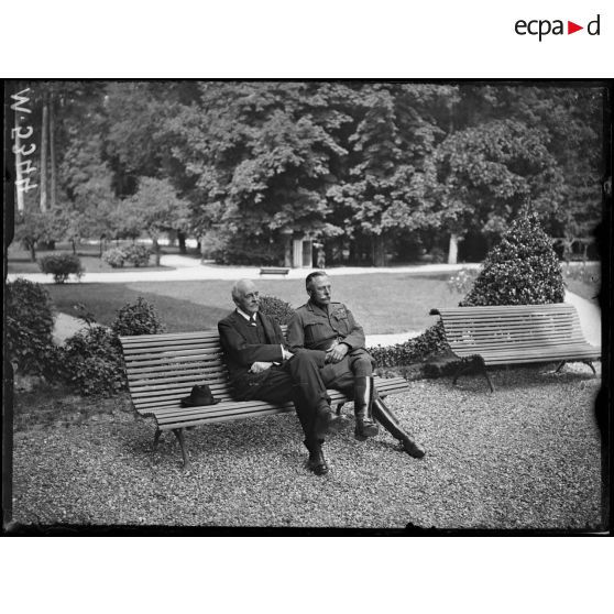 Conférence interalliées, Monsieur Balfour et le général Douglas Haig dans le parc du Trianon palace. [légende d'origine]