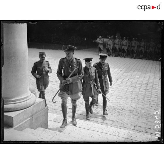 Conférence interalliées, général anglais arrivant à la conférence. [légende d'origine]