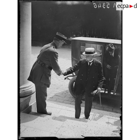 Conférence interalliées, arrivée de Monsieur Sonnino. [légende d'origine]