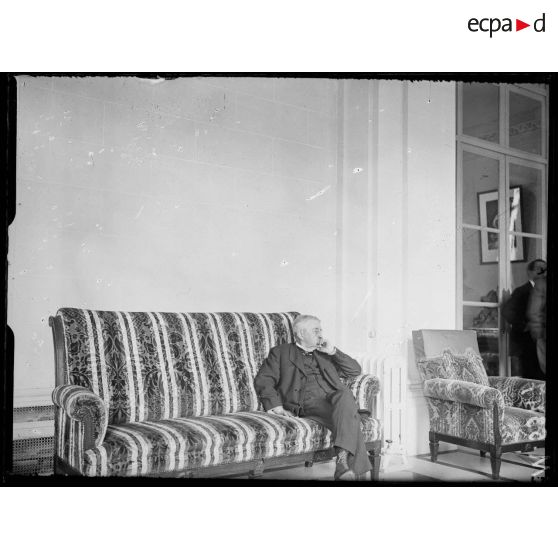 Conférence interalliées, Monsieur Stephen Pichon, ministre des Affaires Etrangères pendant une suspension de séance. [légende d'origine]