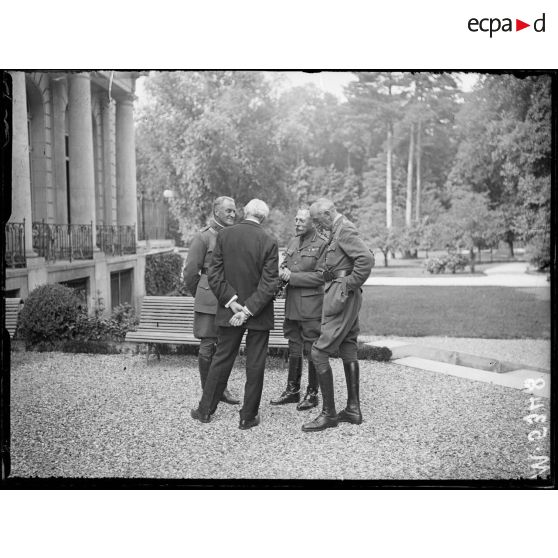 Conférence interalliées, dans le parc du Trianon palace, un officier américain, Mr. Balfour, le général Douglas Haig et le général Wilson. [légende d'origine]
