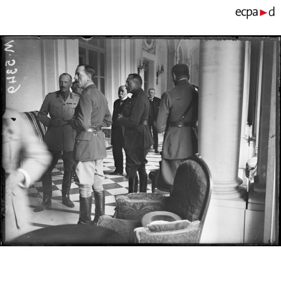 Conférence interalliées, dans le vestibule avant la séance, Mr. Clemenceau, le général Douglas Haig et Mr. Pichon (à droite). [légende d'origine]