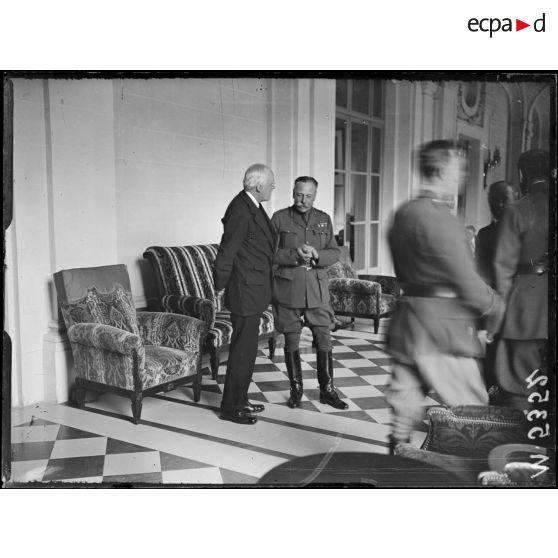Conférence interalliées, monsieur Balfour et le général Douglas Haig. [légende d'origine]