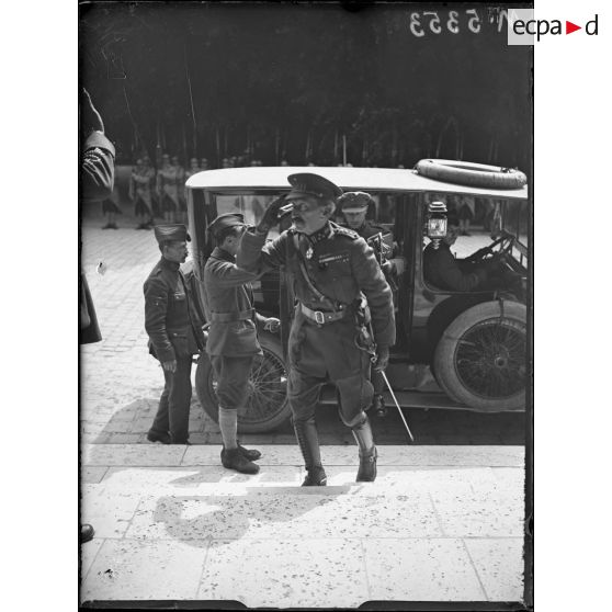 Conférence interalliées, le général belge Dillain arrivant à la conférence. [légende d'origine]