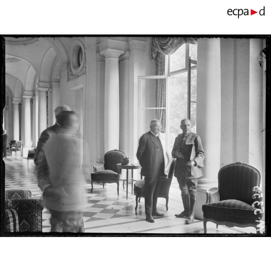 Conférence interalliées, le général Foch et monsieur Pichon. [légende d'origine]