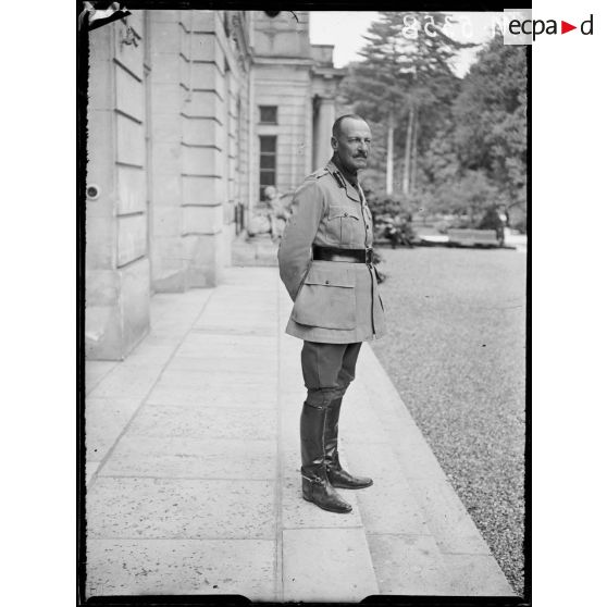 Conférence interalliées, un officier anglais sur la terrasse du Trianon Palace. [légende d'origine]