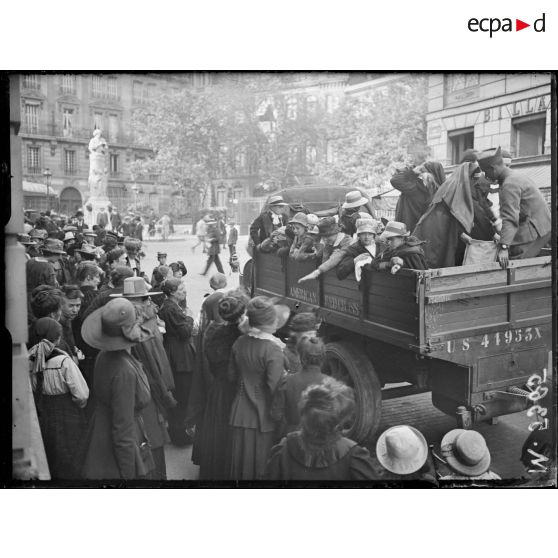 Paris, place Saint-Georges, aux Annales, départ d'enfants pour l'Espagne. [légende d'origine]