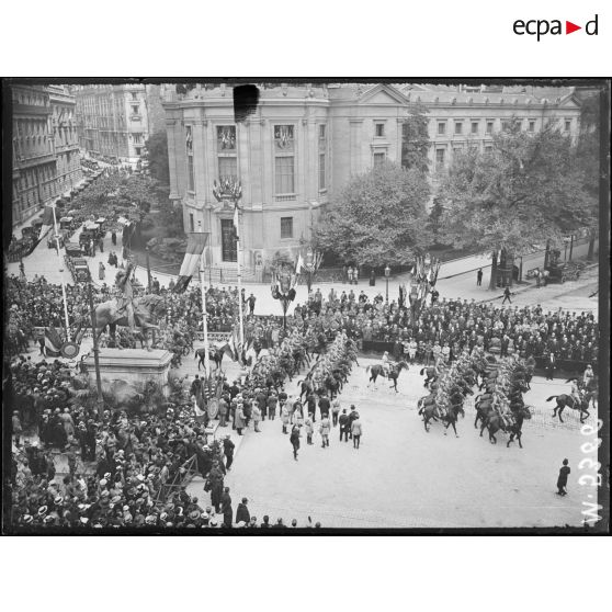 Paris, fête de "Independence Day", place Iéna, défilé des troupes françaises. [légende d'origine]