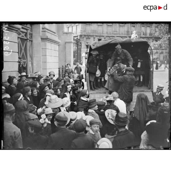 Paris, place Saint-Georges, aux Annales, départ des enfants pour l'Espagne. [légende d'origine]