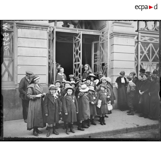 Paris, place Saint-Georges, aux Annales, départ des enfants pour l'Espagne. [légende d'origine]