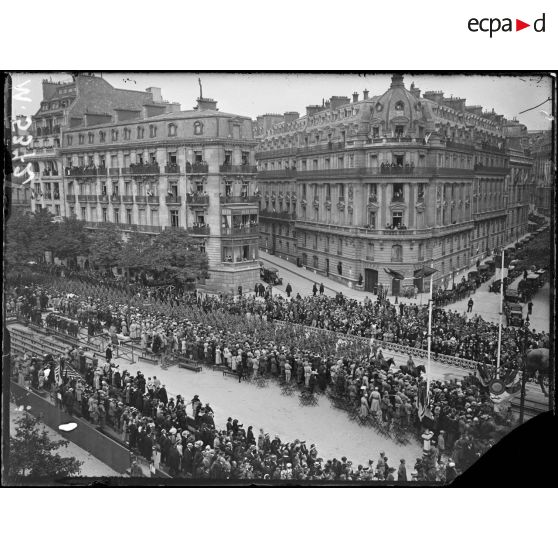 Paris, fête de "Independence Day", place Iéna, le défilé des troupes américaines. [légende d'origine]